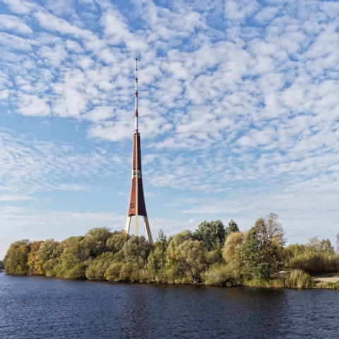 Bild: Rīga - Der Fernsehturm oder Rīgas radio un televīzijas tornis auf der Insel Zaķusala von der Daugava aus gesehen. Aufnahme aus dem Jahre 2014. Klicken Sie auf das Bild, um es zu vergrößern.
