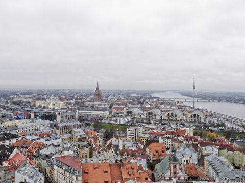 Bild: Rīga - Der Fernsehturm oder Rīgas radio un televīzijas tornis auf der Insel Zaķusala von Turm der Peterskirche aus gesehen. Aufnahme aus dem Jahre 2017. Klicken Sie auf das Bild, um es zu vergrößern.
