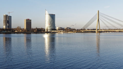 Bild: Rīga - Der Hauptsitz der lettischen SWEDBANK im Saules akmens oder Sonnenstein im Stadtteil Āgenskalns. Links sind die noch im Bau befindlichen Z-Towers und rechts der Pylon der Vanšu-Brücke - Vanšu tilts - zu sehen. Aufnahme Mitte Dezember 2014. Klicken Sie auf das Bild, um es zu vergrößern.