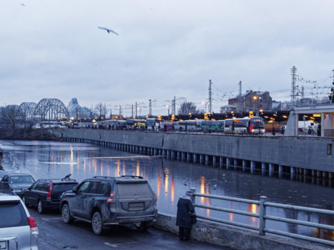 Bild: Die Lettische Nationalbibliothek oder Latvijas Nacionālā bibliotēka in Rīga vom Zentralmarkt am rechten Ufer der Daugava aus gesehen. Ende Dezember 2015.