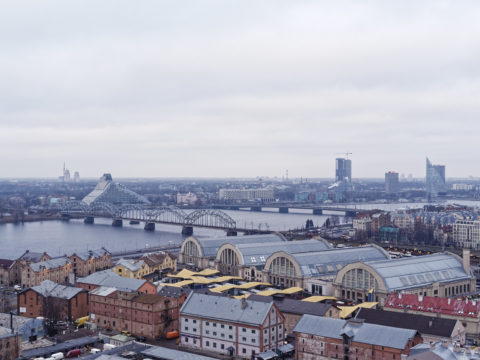 Bild: Die Lettische Nationalbibliothek oder Latvijas Nacionālā bibliotēka in Rīga von der Beobachtungsplattform der Akademie der Wissenschaften aus gesehen.<br /> Mitte Dezember 2014.