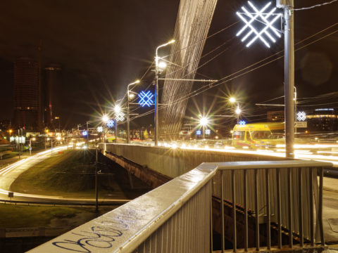 Bild: Rīga - Die Schrägseilbrücke oder Vanšu-Brücke oder Vanšu tilts über den Fluss Daugava. Bei Nacht zeigt die Brücke ihren alten Glanz. Foto von Ende Dezember 2014. Klicken Sie auf das Bild, um es zu vergrößern.