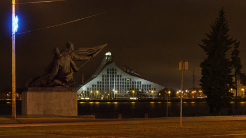 Bild: Die Lettische Nationalbibliothek oder Latvijas Nacionālā bibliotēka in Rīga vom rechten Ufer der Daugava aus gesehen. Ende Dezember 2015.