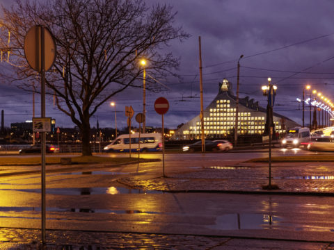 Bild: Die Lettische Nationalbibliothek oder Latvijas Nacionālā bibliotēka in Rīga vom rechten Ufer der Daugava aus gesehen. Ende Dezember 2015. High Iso Free Hand Shot.