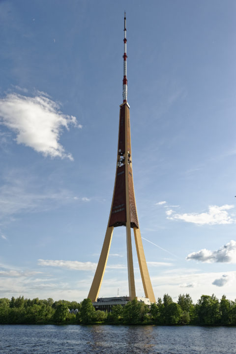 Bild: Rīga - Der Fernsehturm oder Rīgas radio un televīzijas tornis auf der Insel Zaķusala von der Daugava aus gesehen. Aufnahme aus dem Jahre 2014. Klicken Sie auf das Bild, um es zu vergrößern.