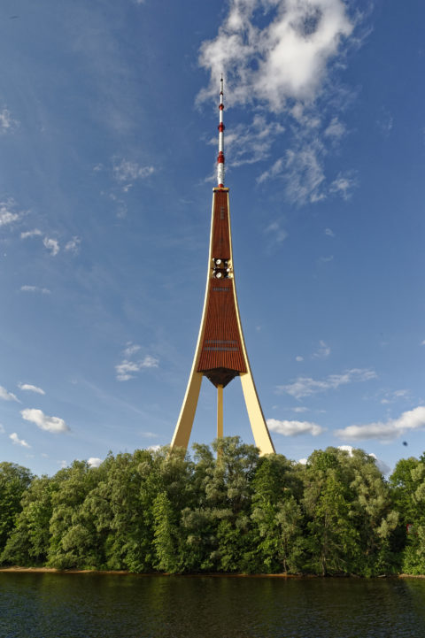 Bild: Rīga - Der Fernsehturm oder Rīgas radio un televīzijas tornis auf der Insel Zaķusala von der Daugava aus gesehen. Aufnahme aus dem Jahre 2014. Klicken Sie auf das Bild, um es zu vergrößern.