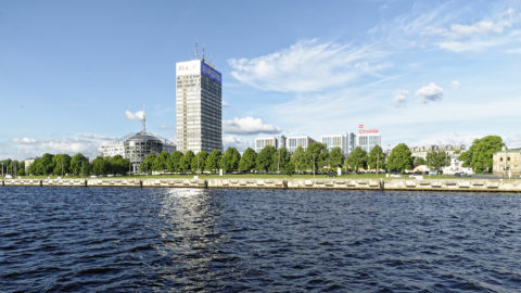 Bild: Rīga - Das Bürohochhaus und die Citadele Bank am Republikas laukums - dem Platz der Republik - auf dem Gelände der ehemaligen Zitadelle am nördlichen Rand der Altstadt. Links ist das Wohnhaus Centra nams und rechts die Citadele Bank zu sehen.