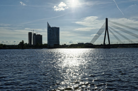 Bild: Rīga - Die Schrägseilbrücke oder Vanšu-Brücke oder Vanšu tilts über den Fluss Daugava. Abendstimmung im späten Frühjahr. Foto von Anfang Juni 2014. Klicken Sie auf das Bild, um es zu vergrößern.