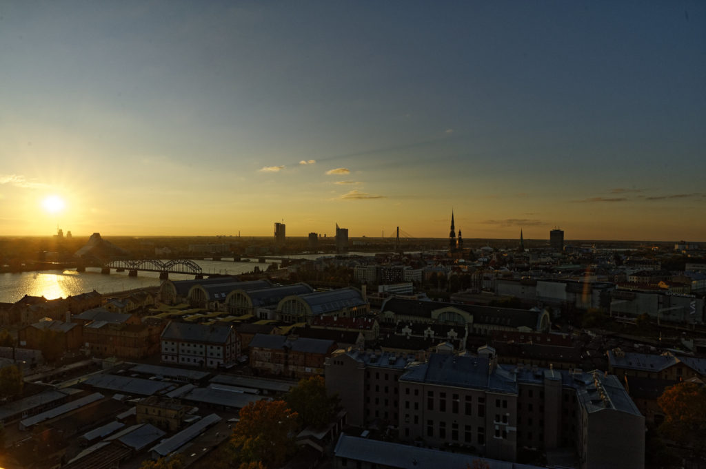 Bild: Die Lettische Nationalbibliothek oder Latvijas Nacionālā bibliotēka in Rīga von der Steinbrücke vom rechten Ufer der Daugava von der Beobachtungsplattform der Akademie der Wissenschaften aus gesehen. Anfang Oktober 2014.