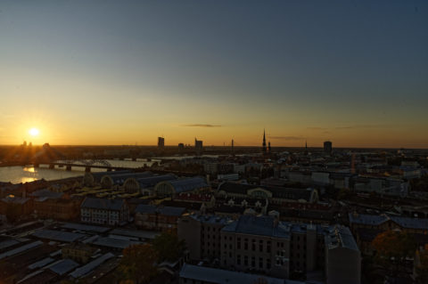 Bild: Rīga - Der Hauptsitz der lettischen SWEDBANK im Saules akmens oder Sonnenstein im Stadtteil Āgenskalns von der Aussichtsplattform der Akademie der Wissenschaften aus gesehen. Aufnahme Anfang Oktober 2014. Klicken Sie auf das Bild, um es zu vergrößern.