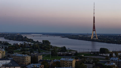 Bild: Rīga - Der Fernsehturm oder Rīgas radio un televīzijas tornis auf der Insel Zaķusala von der Aussichtsplattform der Akademie der Wissenschaften aus bei Sonnenuntergang gesehen. Aufnahme aus dem Jahre 2014. Klicken Sie auf das Bild, um es zu vergrößern.