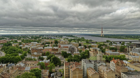Bild: Rīga - Der Fernsehturm oder Rīgas radio un televīzijas tornis auf der Insel Zaķusala von der Aussichtsplattform der Akademie der Wissenschaften aus gesehen. Aufnahme aus dem Jahre 2014. Klicken Sie auf das Bild, um es zu vergrößern.