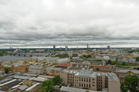 Bild: Die Lettische Nationalbibliothek oder Latvijas Nacionālā bibliotēka in Rīga von der Beobachtungsplattform der Akademie der Wissenschaften aus gesehen. Anfang Juni 2014.
