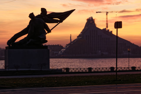 Bild: Sonnenuntergang an einem Novemberabend am Altstadtufer der Daugava in Rīga. Im Bild sind das Denkmal zu Ehren der Revolution von 1905 und die noch im Bau befindliche Nationalbibliothek zu sehen. Klicken Sie auf das Bild um es zu vergrößern.