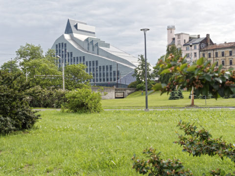 Bild: Die Lettische Nationalbibliothek oder Latvijas Nacionālā bibliotēka in Rīga vom linken Ufer der Daugava aus gesehen.<br /> Anfang Juni 2014.