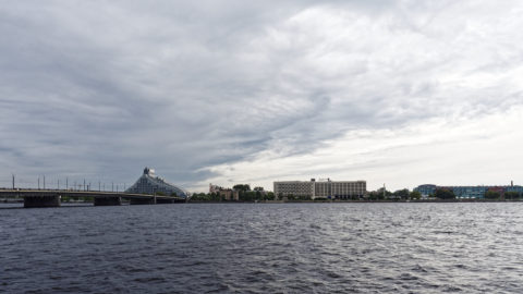 Bild: Die Lettische Nationalbibliothek oder Latvijas Nacionālā bibliotēka in Rīga vom rechten Ufer der Daugava aus gesehen. Anfang Juni 2014.