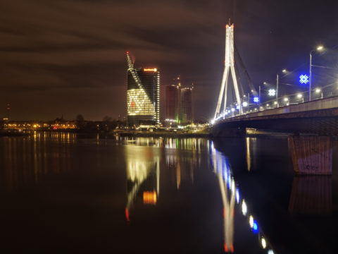 Bild: Rīga - Der Hauptsitz der lettischen SWEDBANK im Saules akmens oder Sonnenstein im Stadtteil Āgenskalns. Rechts im Bild ist die Vanšu-Brücke - Vanšu tilts - zu sehen. Aufnahme Ende Dezember 2013. Klicken Sie auf das Bild, um es zu vergrößern.