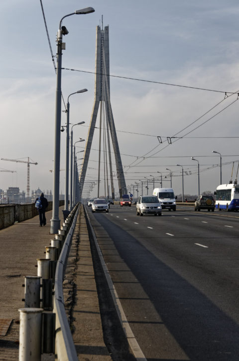 Bild: Rīga - Die Schrägseilbrücke oder Vanšu-Brücke oder Vanšu tilts über den Fluss Daugava. Blick auf den Pylon. Foto von Anfang November 2011. Klicken Sie auf das Bild, um es zu vergrößern.