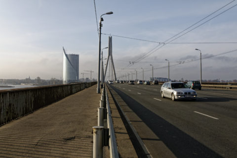 Bild: Rīga - Die Schrägseilbrücke oder Vanšu-Brücke oder Vanšu tilts über den Fluss Daugava. Die Brücke ist einer der Hauptverkehrsadern von Rīga. Foto von Anfang November 2011. Klicken Sie auf das Bild, um es zu vergrößern.