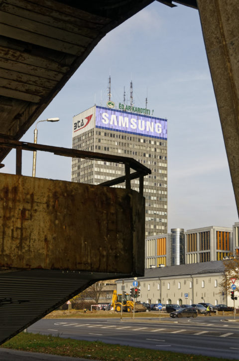 Bild: Rīga - Die Schrägseilbrücke oder Vanšu-Brücke oder Vanšu tilts über den Fluss Daugava. Fußgängeraufgang zur Brücke - Der Beton hat seine besten Zeiten hinter sich. Foto von Anfang November 2011. Klicken Sie auf das Bild, um es zu vergrößern.