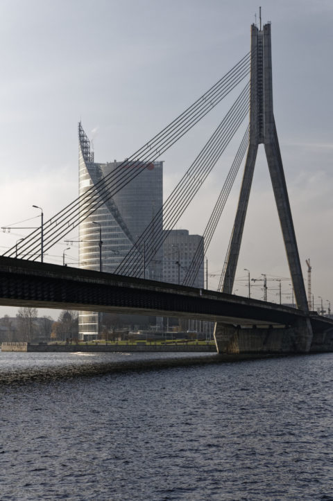 Bild: Rīga - Die Schrägseilbrücke oder Vanšu-Brücke oder Vanšu tilts über den Fluss Daugava. Blick auf den Pylon. Foto von Anfang November 2011. Klicken Sie auf das Bild, um es zu vergrößern.