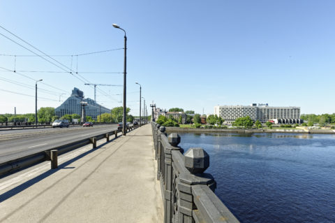 Bild: Die Lettische Nationalbibliothek oder Latvijas Nacionālā bibliotēka in Rīga von der Steinbrücke vom rechten Ufer der Daugava aus gesehen. Die Nationalbibliothek Lettlands befindet sich noch in der Bauphase. Ende Mai 2012.