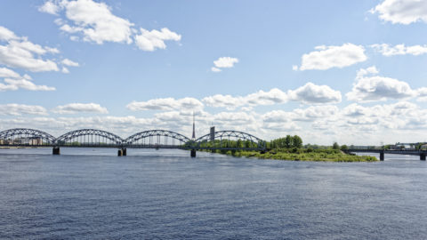 Bild: Rīga - Der Fernsehturm oder Rīgas radio un televīzijas tornis auf der Insel Zaķusala von der Steinbrücke aus gesehen. Aufnahme aus dem Jahre 2012. Klicken Sie auf das Bild, um es zu vergrößern.