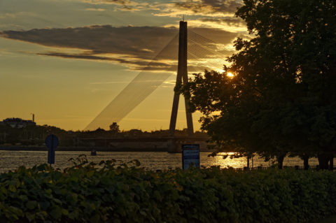Bild: Rīga - Die Schrägseilbrücke oder Vanšu-Brücke oder Vanšu tilts über den Fluss Daugava. Sonnenuntergang im späten Frühjahr. Foto von Ende Mai 2012. Klicken Sie auf das Bild, um es zu vergrößern.