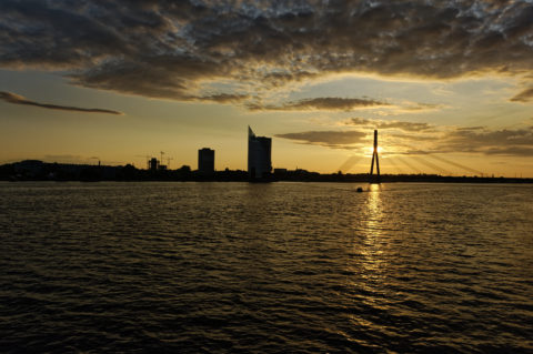 Bild: Rīga - Die Schrägseilbrücke oder Vanšu-Brücke oder Vanšu tilts über den Fluss Daugava. Sonnenuntergang im späten Frühjahr. Foto von Ende Mai 2012. Klicken Sie auf das Bild, um es zu vergrößern.