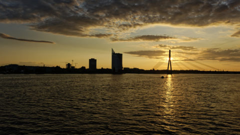Bild: Rīga - Der Hauptsitz der lettischen SWEDBANK im Saules akmens oder Sonnenstein im Stadtteil Āgenskalns. Links sind die noch im Bau befindlichen Z-Towers und rechts der Pylon der Vanšu-Brücke - Vanšu tilts - zu sehen. Aufnahme Ende Mai 2012. Klicken Sie auf das Bild, um es zu vergrößern.