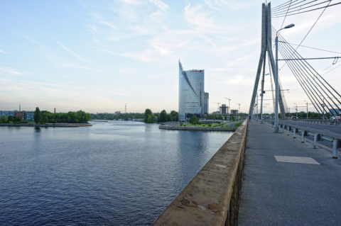 Bild: Rīga - Die Schrägseilbrücke oder Vanšu-Brücke oder Vanšu tilts über den Fluss Daugava. Abendstimmung im späten Frühjahr. Foto von Ende Mai 2012. Klicken Sie auf das Bild, um es zu vergrößern.