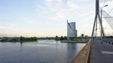Bild: Rīga - Der Hauptsitz der lettischen SWEDBANK im Saules akmens oder Sonnenstein im Stadtteil Āgenskalns. Von der der Vanšu-Brücke - Vanšu tilts aus gesehen. Aufnahme Ende Mai 2012. Klicken Sie auf das Bild, um es zu vergrößern.