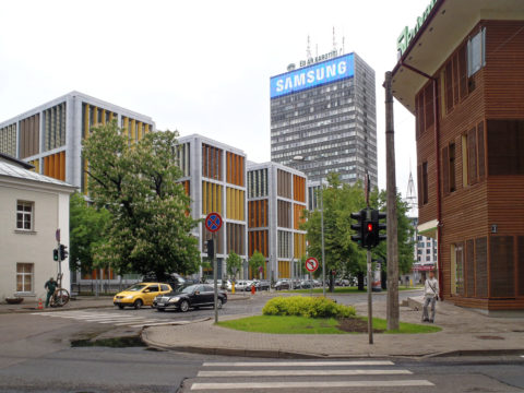 Bild: Rīga - Das Bürohochhaus und die Citadele Bank am Republikas laukums - dem Platz der Republik - auf dem Gelände der ehemaligen Zitadelle am nördlichen Rand der Altstadt. Links ist die Citadele Bank zu sehen.