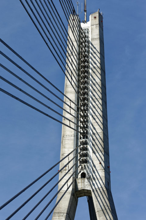 Bild: Rīga - Die Schrägseilbrücke oder Vanšu-Brücke oder Vanšu tilts über den Fluss Daugava. Oberteil des Pylon mit den Tragseilen. Foto von Ende Mai 2012. Klicken Sie auf das Bild, um es zu vergrößern.
