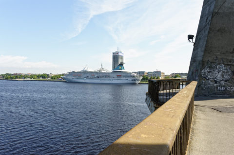 Bild: Rīga - Die Schrägseilbrücke oder Vanšu-Brücke oder Vanšu tilts über den Fluss Daugava. Morgenstimmung im späten Frühjahr. Foto von Ende Mai 2012. Klicken Sie auf das Bild, um es zu vergrößern.