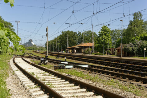 Bild: Die Lettische Nationalbibliothek oder Latvijas Nacionālā bibliotēka in Rīga vom Bahnhof Torņakalns aus gesehen. Die Nationalbibliothek Lettlands befindet sich noch in der Bauphase. Ende Mai 2012.