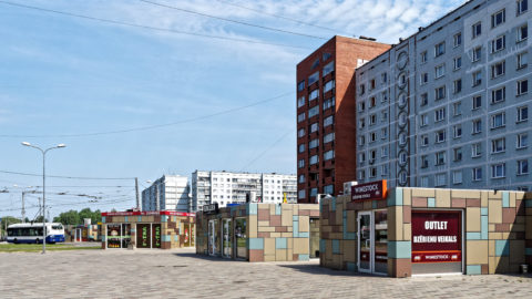 Bild: Ziepniekkalns ist ein Stadtteil von Rīga, der sich auf dem linken (westlichen) Ufer der Daugava befindet. Der Stadtteil wurde in den 1980er Jahren erbaut - und es gibt eigentlich nur Hochhäuser sowjetischer Prägung. Immerhin wurde hier nach der Unabhängigkeit versucht, die triste Architektur der Plattenbauten durch ein paar Pizzabuden aufzulockern. Klicken Sie auf des Bild um es zu vergrößern.