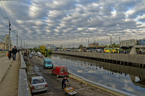 Bild: Rīga - Mit dem Bau der Rail Baltica wird auch das Ufer des Stadtkanals im Bereich des Zentralmarktes aufgewertet. Im Moment ist es vielleicht zweckmäßig, aber jedenfalls ist es nicht sehr einladend. Klicken Sie auf das Bild, um es zu vergrößern.