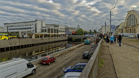Bild: Rīga - Mit dem Bau der Rail Baltica wird auch das Ufer des Stadtkanals im Bereich des Zentralmarktes aufgewertet. Im Moment ist es vielleicht zweckmäßig, aber jedenfalls ist es nicht sehr einladend. Klicken Sie auf das Bild, um es zu vergrößern.