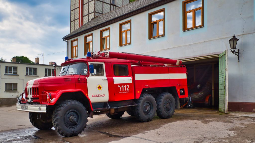 Bild: Feuerwehrfahrzeug ZIL-131 (ЗИЛ-131) der Feuerwehr in Kandava in Lettland vor dem Feuerwehrdepot. Klicken Sie auf des Bild um es zu vergrößern.