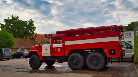 Bild: Feuerwehrfahrzeug ZIL-131 (ЗИЛ-131) der Feuerwehr in Kandava in Lettland vor dem Feuerwehrdepot. Klicken Sie auf des Bild um es zu vergrößern.
