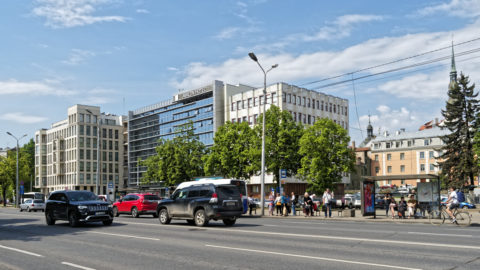 Bild: Rīga - Mit dem Bau der Rail Baltica wird sich auch das Erscheinungsbild der 13. janvāra iela, die zwischen Bahndamm und Altstadt verläuft, ändern. Es wird mindestens Fußgängerüberwege geben. Klicken Sie auf das Bild, um es zu vergrößern.