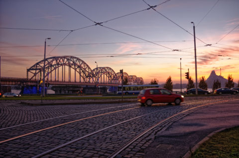 Bild: Rīga - Eisenbahnbrücke über die Daugava im Bereich der 13. janvāra iela an einem Abend im Spätherbst. Klicken Sie auf das Bild, um es zu vergrößern.