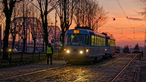 Bild: Rīga - Eisenbahnbrücke über die Daugava und Straßenbahn im Bereich der 13. janvāra iela an einem Abend im Spätherbst. Klicken Sie auf das Bild, um es zu vergrößern.