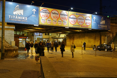 Bild: Rīga - Die Prāgas iela führt über einen Fußgängertunnel direkt zum Zentralmarkt und dem Einkaufszentrum Titāniks. Klicken Sie auf das Bild, um es zu vergrößern.