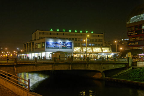 Bild: Rīga - Der Zentrale Omnibusbahnhof befindet sich in unmittelbarer Nähe zum Bahndamm. Für den Bau der Rail Baltica muss er zumindest zeitweise an einen anderen Ort verlagert werden. Klicken Sie auf das Bild, um es zu vergrößern.