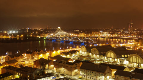 Bild: Rīga - Die historische Eisenbahnbrücke über die Daugava führt zum Hauptbahnhof von Rīga, der Hauptstadt Lettlands. Klicken Sie auf das Bild, um es zu vergrößern.