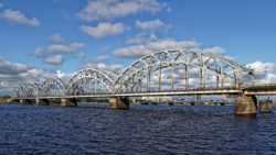 Bild: Rīga - Die historische Eisenbahnbrücke über die Daugava führt zum Hauptbahnhof von Rīga, der Hauptstadt Lettlands. Klicken Sie auf das Bild, um es zu vergrößern.
