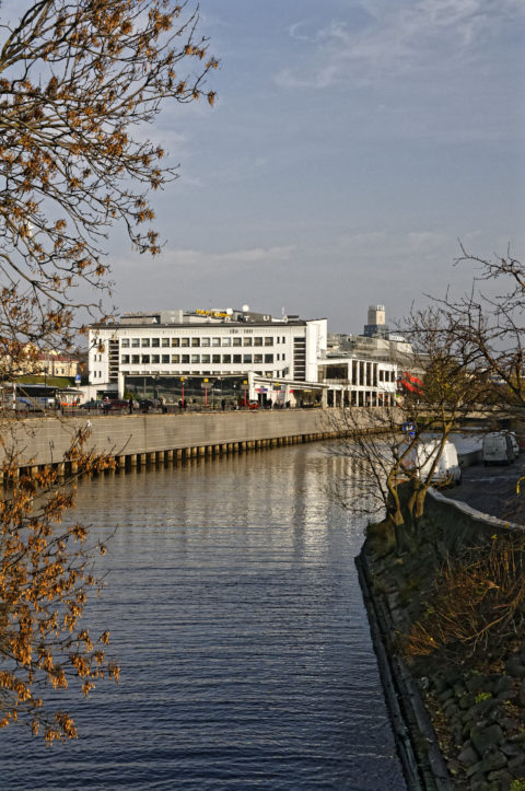 Bild: Rīga - Der Zentrale Omnibusbahnhof befindet sich in unmittelbarer Nähe zum Bahndamm. Klicken Sie auf das Bild, um es zu vergrößern.