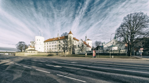 OLYMPUS DIGITAL CAMEBild: Rīga - Das Schloss am nördlichen Rand der Altstadt von der Daugava aus gesehen. OLYMPUS OM-D E-M1 MarkII mit M.ZUIKO DIGITAL ED 7‑14mm 1:2.8 PRO - ISO 200 ¦ f/9 ¦ 7 mm ¦ 1/160 s ¦ kein Blitz. Klicken Sie auf das Bild um es zu vergrößern.